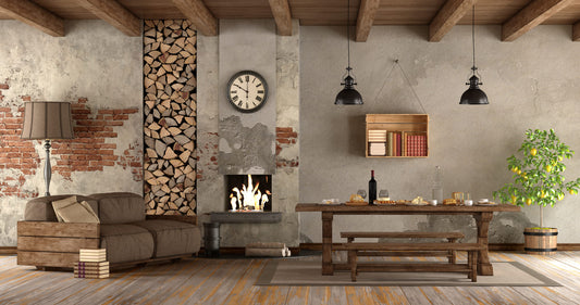 camera amenajata in stil rustic, cu semineu si decor din lemn